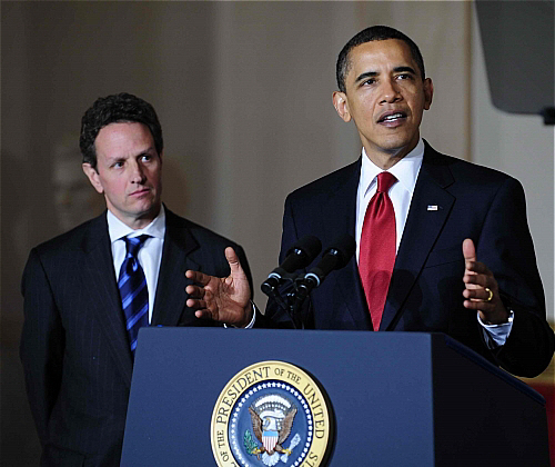 버락 오바마 대통령이 백악관에서 기업 세법 개정과 관련한 기자 회견을 하고 있다.