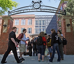 19일 오후 휴교령이 내려지자 학교를 떠나고 있는 보스톤 라틴스쿨 학생들