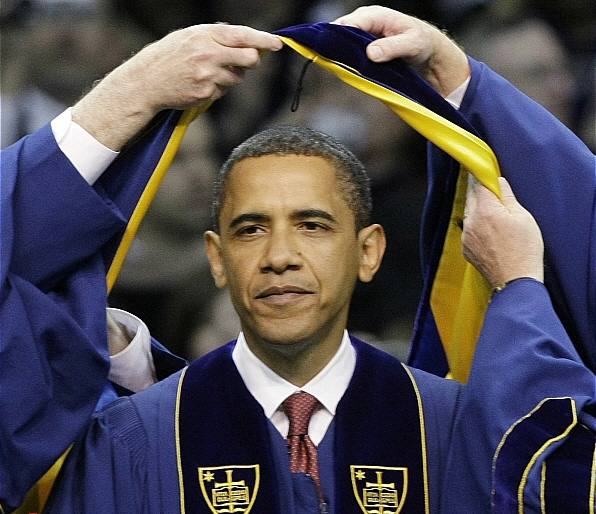 노트르담 대학 졸업식에서 명예 박사학위를 수여 받고 있는 오바마 대통령