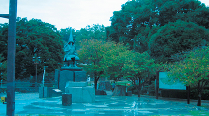 구마모토 성 정문앞에 있는 가토 기요마사 동상. 친환경 벽돌, 하수도 침전물로 만들었다.