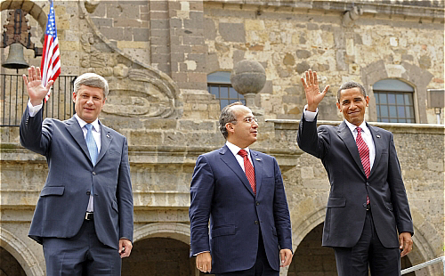 NAFTA 정상회담에 참석한 캐나다의 스티븐 하퍼 총리, 멕시코의 펠리페 칼데론 대통령, 버락 오바마 미국 대통령(사진 왼쪽부터).