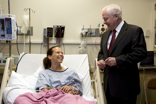 로버트 게이츠 국방장관(사진 오른쪽)이 지난 10일 병원에서 치료 중인 먼리 경사를 방문했다.