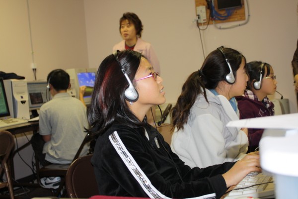 북부보스톤 한국학교가 자랑하는 컴퓨터반 수업모습. 한국가요 가사를 들으며 따라 부르고 있는 학생들