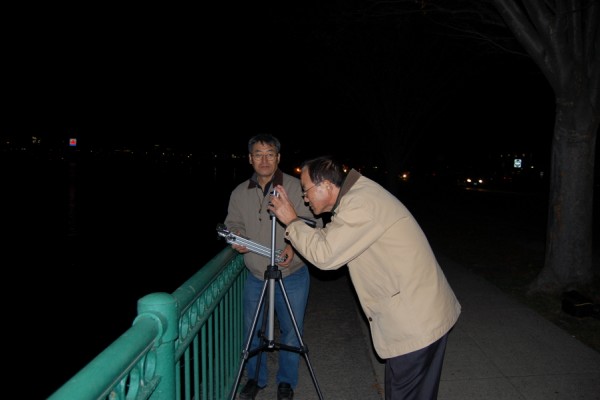 찰스강변에서 야간촬영을 익히고 있는 보스톤코리아문화센터 수강생들
