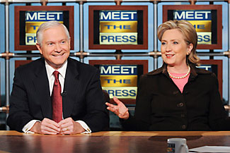 로버트 게이츠 국방장관(사진 왼쪽)과 힐러리 클린턴 국무장관이 함께 NBC의 Meet the Press에 출연하여 아프간 문제를 논하고 있다.
