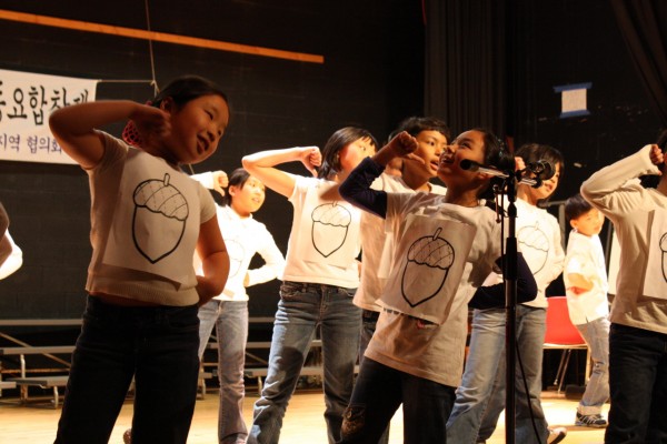 뉴잉글랜드한국학교 합창단이 율동과 함께 노래하는 모습