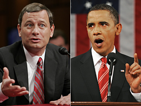 존 로버츠 대법원장(사진 왼쪽)과 버락 오바마 대통령이 공개적으로 서로를 비난하고 있다.