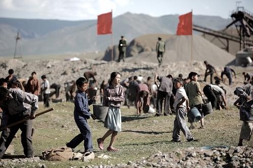노동하고 있는 북한주민들 모습