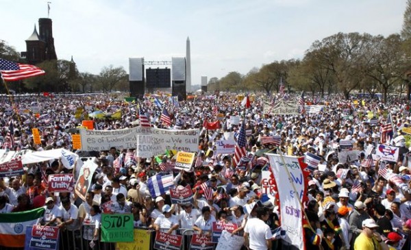 지난 21일 이민법 개혁을 외치며 워싱턴DC 내셔널 몰을 가득 메운 인파.