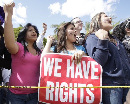 애리조나 주의 이민법에 주지사가 서명한 후 주도인 피닉스에서 이민 단체들이 시위를 벌이고 있다.