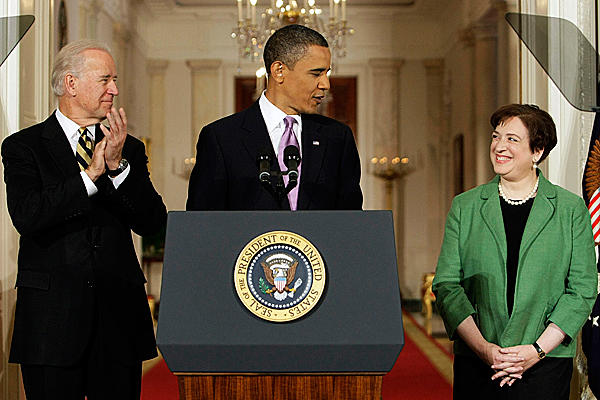 버락 오바마 대통령이 조 바이든 부통령이 배석한 가운데 엘레나 케이건 연방 대법관 지명자(사진 오른쪽)를 소개하고 있다.