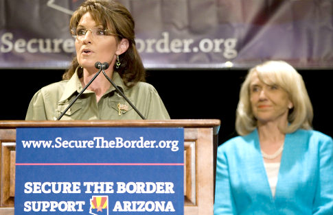 세라 페일린 전 주지사(사진 왼쪽)가 잰 브루어 애리조나 주지사와 함께 애리조나 주의 이민법을 지지하는 기자회견을 하고 있다.