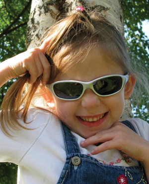 어린이들의 눈은 어른보다 약하기 때문에 자외선이 많은 바깥에서 활동할 경우 선글라스는 꼭 착용하는 것이 좋다.