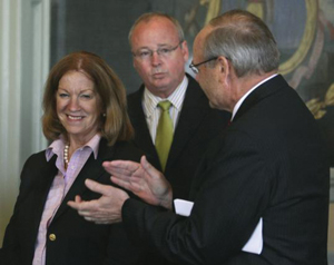 MA주 상원 트리즈 머레이의장, 2008년 정신 박약 아동 지원 법안을 통과시킨 후의 모습. 그러나 상원은 이번엔 반 이민법을 통과 시켰다