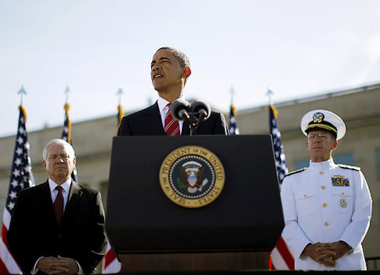 버락 오바마 대통령이 펜타곤에서 열린 9.11 추모 행사에서 연설을 하고 있다