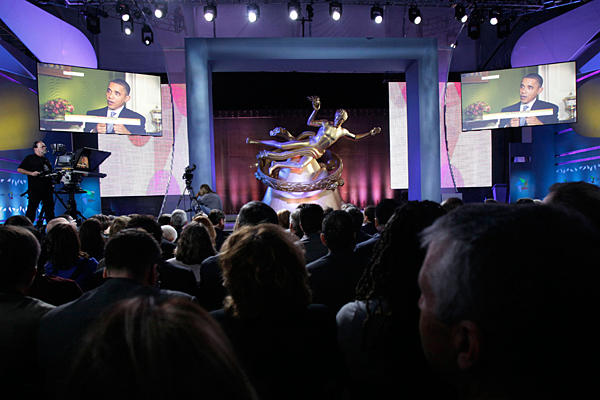 버락 오바마 대통령이 NBC 투데이 쇼에서 인터뷰 하는 내용을 청중들이 방송을 통해 지켜보고 있다