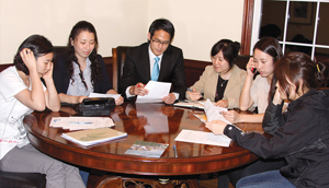 시민협회 이사장인 김성군 변호사 사무실에 모인 임원들과 자원봉사자들 유권자들에게 일일이 전화하며 참여를 권하고 있다