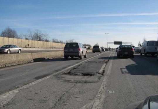 최근 보수 공사를 했음에도 93번 고속도로 일부 구간은 도로 상태가 상당히 좋지 않다