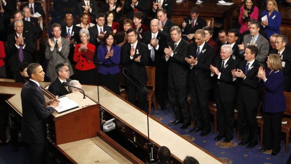 오바마 대통령의 국정 연설에 기립 박수를 보내고 있는 의원들