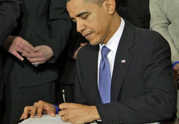 1년 전 건강보험 개혁 법안에 서명하고 있는 버락 오바마 대통령