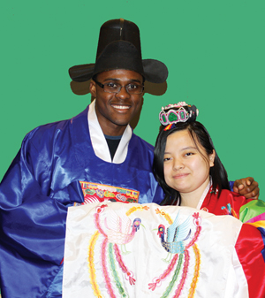 한국 전통 혼례복을 입어보며 아름답다고 표현한 구샤이니 더모 씨와 딩 웬 양