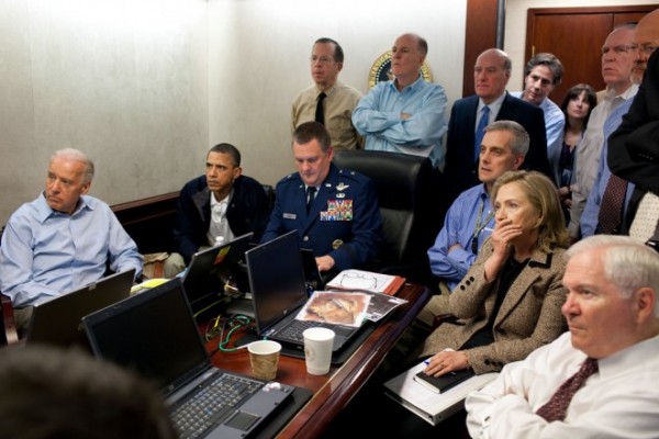 백악관 상황실에서 빈 라덴 사살 작전을 시청 중인 오바마 대통령과 참모진