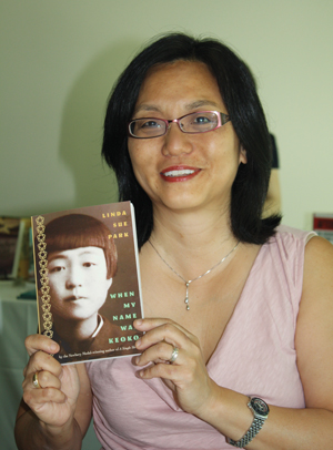 요코 이야기를 대신해 MA 중학교의 역사 보충 교재로 결정된 ‘내 이름이 키오코였을 때’의 저자 린다 수 박이 자신의 책을 들고 설명하고 있다