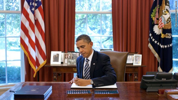 백악관에서 부채 상한 증액 협상안에 서명하고 있는 버락 오바마 대통령