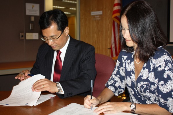 박강호 총영사(좌측)와 레이첼 캐프릴리언 차량등록국장이 8일 운전면허 상호교환 약정서에 서명하고 있다