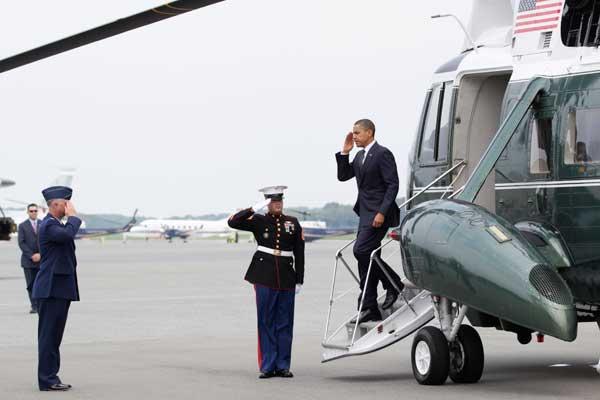 오바마 대통령이 아프간전에서 사망한 미군의 유해를 맞이하기 위해 예정에 없이 도버 공군 기지를 방문했다