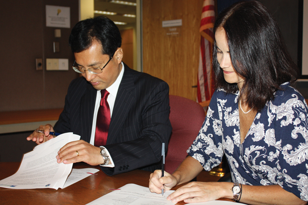 On Aug. 8th, Consul general Kang-Ho Park (left), and Registrar of RMV, Rachel Kaprelian, are signing the Agreed  Reciprocal Exchange Arrangement for exchanging driver’s licenses.