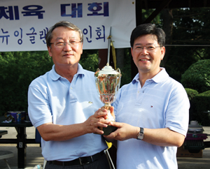 유한선 한인회장(좌측)이 캠브리지 한인교회 김태환 목사(우측)에게 우승 트로피를 전달하고 있다