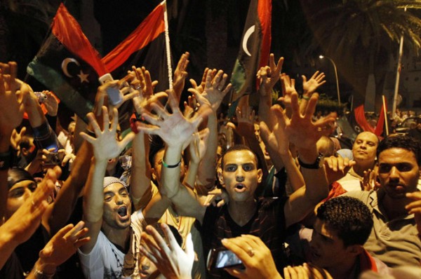 사진설명: 리비아의 수도 트리폴리에 진입해 환호하고 있는 반군들