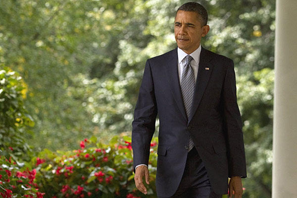버락 오바마 대통령이 재정 적자 감축안을 발표하기 위해 백악관 로즈가든으로 걸어가고 있다