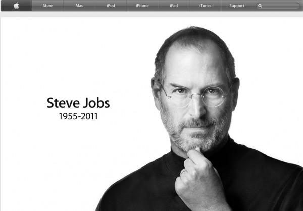 현재 애플의 홈페이지에는 스티브 잡스 전 CEO의 사진이 게재되어 있다