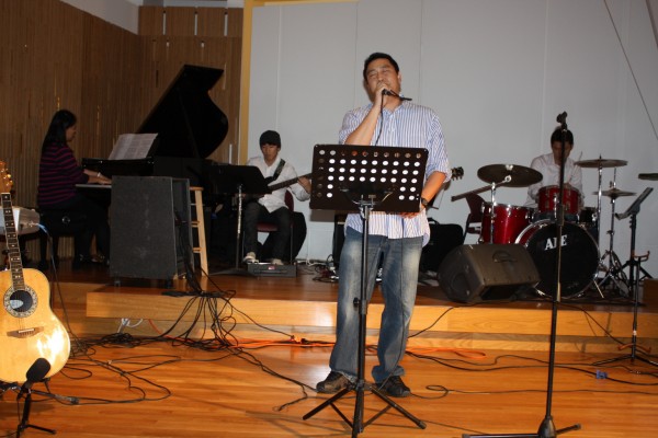 강모영 씨가 버클리 학생들로 구성된 밴드의 연주에 맞춰 열창하는 모습
