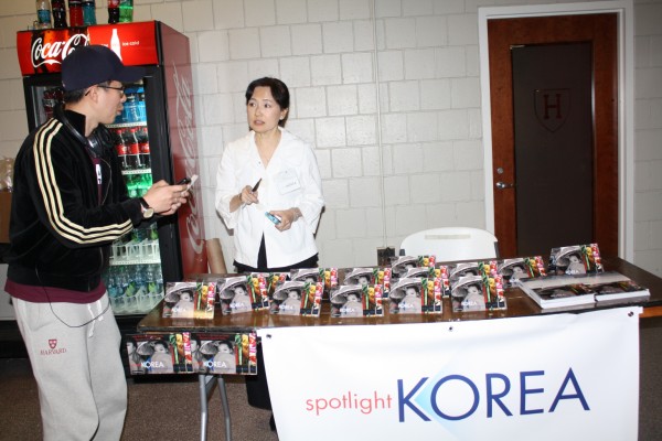 요코이야기 거부한 허보은 양 어머니(우측)가 한국 학생에게 Spotlightkorea.org에 대해 설명하고 있다.