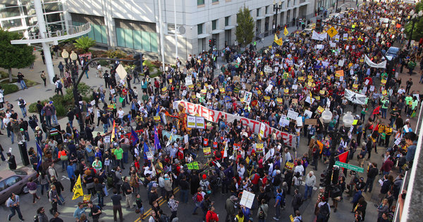 오클랜드 점령 시위대가 오클랜드 시내를 행진하고 있다