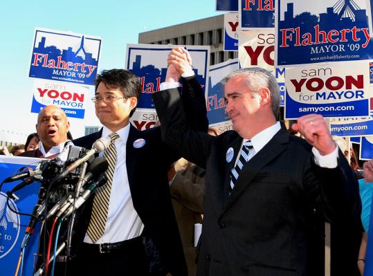 2009년 보스톤 시장 선거 당시 함께 팀을 이루었던 샘 윤과 마이클 플래허티