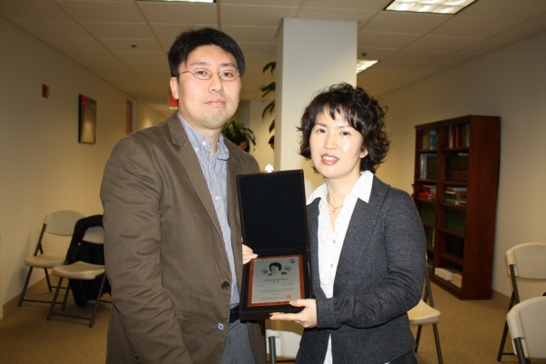 제 13회 재외동포문학상  단편 소설 부문에서 대상을 수상한 김연아 씨(우측)가 시상식 후 남편과 포즈를 취했다.