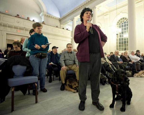뉴튼에서의 첫 공청회에서는 80여명이 넘는 시민들이 질문을 하기 위해  줄을 섰다.