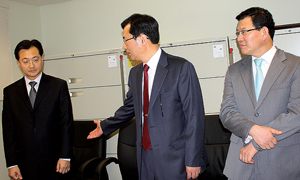 박강호 총영사(중앙)가 새로 파견된 강정석 검사(좌)를 소개하고 있다. 우측은 3월 초 리비아로 전임하는 이철희 영사.