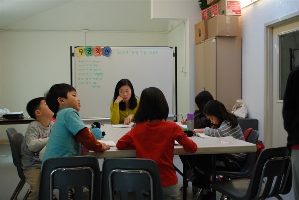 지난  4 월 7 일 북부보스톤한국학겨에서 학부모 공개수업을 하는 장면