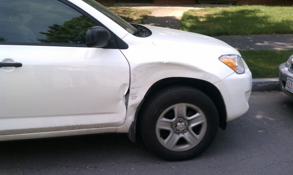 뺑소니 차에게 받쳐 오른쪽 문 아랫 부분이 심하게 찌그러져 있는 이미영 씨의 차량
