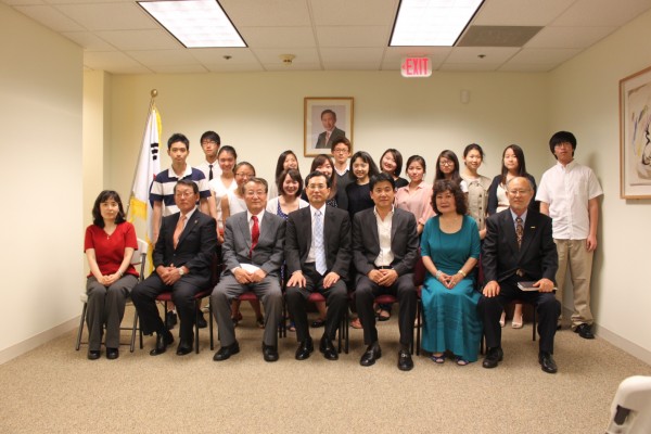 대한민국 알리미 청소년 봉사단 2기 학생들이 발족식에 참석한 관계자들과 기념 촬영에 임했다.