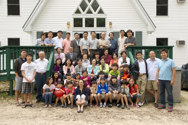 뉴잉글랜드 지역에서 목회하는 목회자 가족들이 가족 수련회를 마치고 기념촬영한 모습