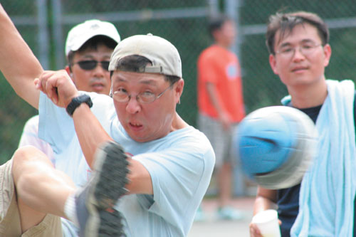 지난 2007년 광복기념 체육대회 족구부문에서 스트라이커를 맡아 강력한 슛을 날렸던 김기영씨
