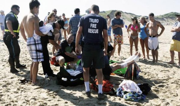 7월 30일 케이프 코드 지역 트루로 해변에서 911 구조대원들이 부상을 당한 남성에게 응급조치를 하고 있다. 신원이 알려지지 이 남성의 상처는 생명을 위협할 정도는 아닌 것으로 알려졌다