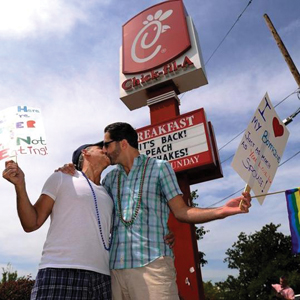 동성애자가 치킨 체인 <칙필에이>에서 항의 키스를 하고 있다. 동성애 반대자들은 이와 반대로 칙필에이 감사의 날을 제정해 이 치킨 체인을 지지했다.