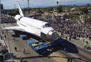 13일 캘리포니아주 LA에서 퇴역한 유인 우주왕복선 엔데버호가 주민들의 환영 속에서 천천히 움직이고 있다.